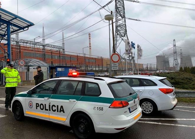 NAKA zasahuje v Mochovciach so 100 policajtmi. Ide o obzvlášť závažný zločin podvodu